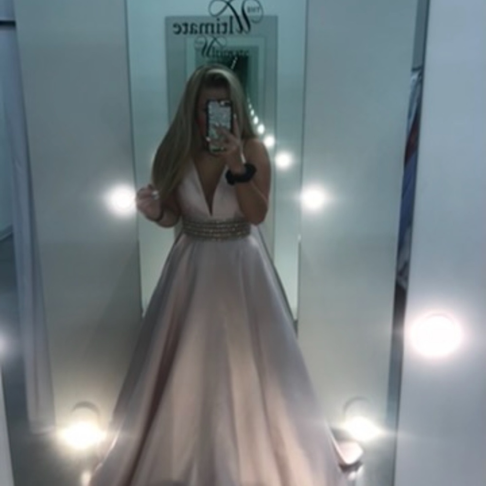 Prom Dress 👗🎀 - Picture 8 of 10